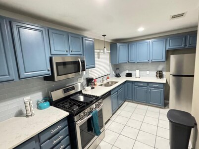 Family home 5 beds with pool table, pet friendly
