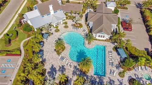 Charming 2bedroom 2 bath plus den house  6 MONTH MINIMUM property is unfurnished