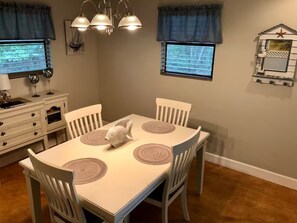 Dining - Charming 2-bedroom house with AC, WiFi in wonderful St. Augustine (St. Augustine)