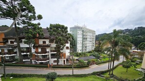 Zona residencial con una mezcla de edificios tradicionales y modernos, un césped bien cuidado y una calle despejada.