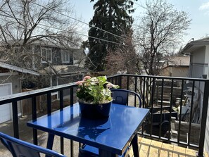 Outdoor dining - Sugar Plum Loft - Sweet and Walkable Bend, AC, 100+mbps Wifi, 30 nt min (Bend)
