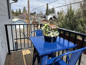 Outdoor dining - Sugar Plum Loft - Sweet and Walkable Bend, AC, 100+mbps Wifi, 30 nt min (Bend)