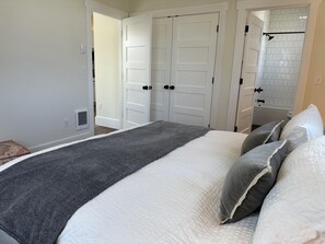 Iron/ironing board, free WiFi, bed sheets
