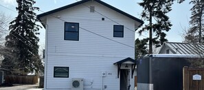 Exterior - Sugar Plum Loft - Sweet and Walkable Bend, AC, 100+mbps Wifi, 30 nt min (Bend)