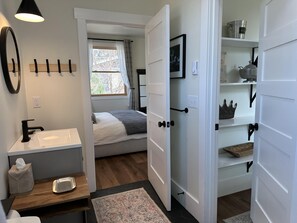 1 habitación, tabla de planchar con plancha, wifi gratis y ropa de cama 