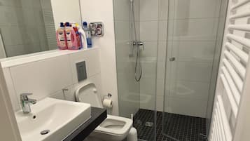 Handtücher, Seife, Shampoo, Toilettenpapier