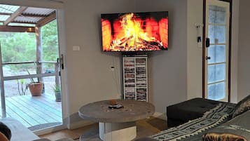 Smart TV y chimenea