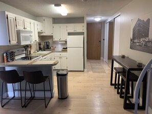 Réfrigérateur, micro-ondes, four, plaque de cuisson