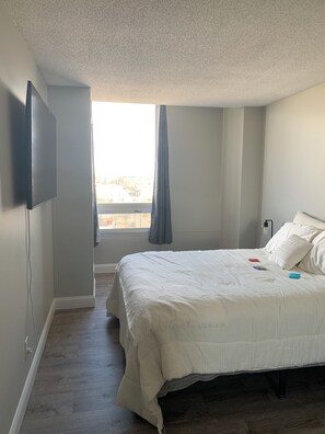 2 Schlafzimmer, Schreibtisch, Bügeleisen/Bügelbrett, Reisekinderbett