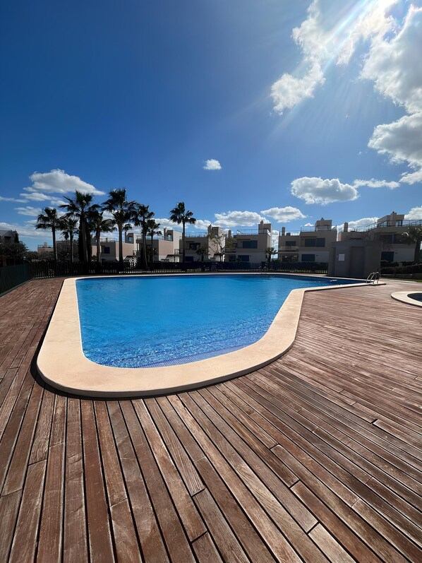 حمّام سباحة خارجي