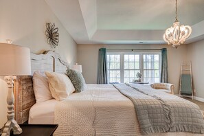 5 bedrooms, iron/ironing board, WiFi, bed sheets - THE NEST Spacious 5-bedroom House in Excellent Asheville Location with Game Room (Asheville)