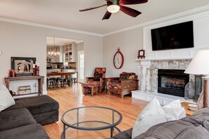 Living area - THE NEST Spacious 5-bedroom House in Excellent Asheville Location with Game Room (Asheville)