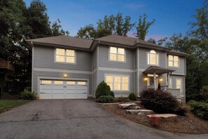 Exterior - THE NEST Spacious 5-bedroom House in Excellent Asheville Location with Game Room (Asheville)