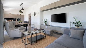 Villa | Living room - Luxe Villa With Jacuzzi and Pool (Marcana)