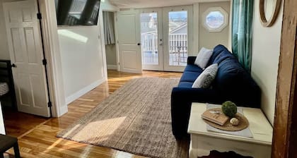 3-bedroom beachy apartment one block from Hampton Beach
