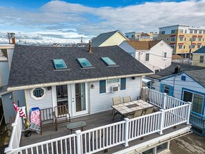 Outdoor dining - 3-bedroom beachy apartment one block from Hampton Beach (Hampton)