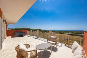 Balcony - Villa in Krnica With Pool Near Beach (Marcana)