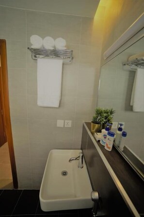 Deluxe Double Room | Bathroom - Space Luxury Rental Suites (Rawalpindi)