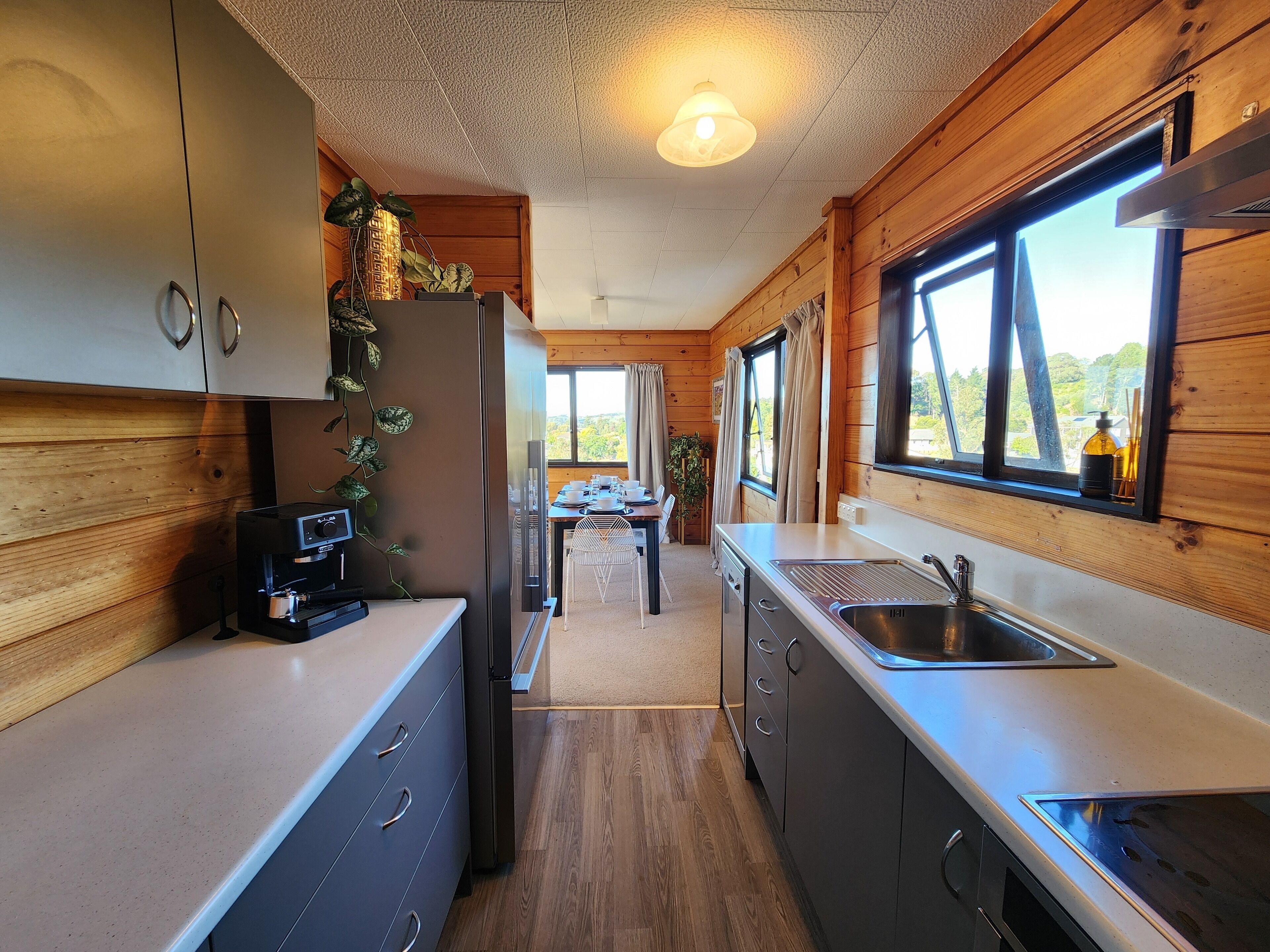 Een koelkast, een oven, een kookplaat, een vaatwasser