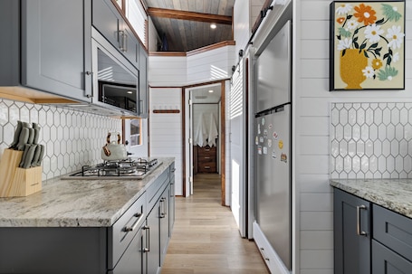 Microwave, oven, stovetop. Modern 2-bedroom tiny home– Near Mt. Rainier–with lake access