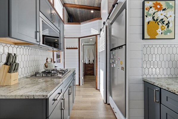 Microwave, oven, stovetop - Modern 2-bedroom tiny home– Near Mt. Rainier–with lake access (Eatonville)