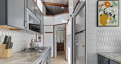 Modern 2-bedroom tiny home– Near Mt. Rainier–with lake access