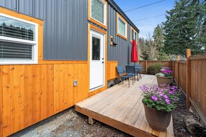Outdoor dining - Modern 2-bedroom tiny home– Near Mt. Rainier–with lake access (Eatonville)