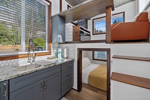 2 bedrooms, WiFi, bed sheets - Modern 2-bedroom tiny home– Near Mt. Rainier–with lake access (Eatonville)