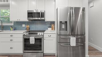 Frigorifero, microonde, forno, piano cottura