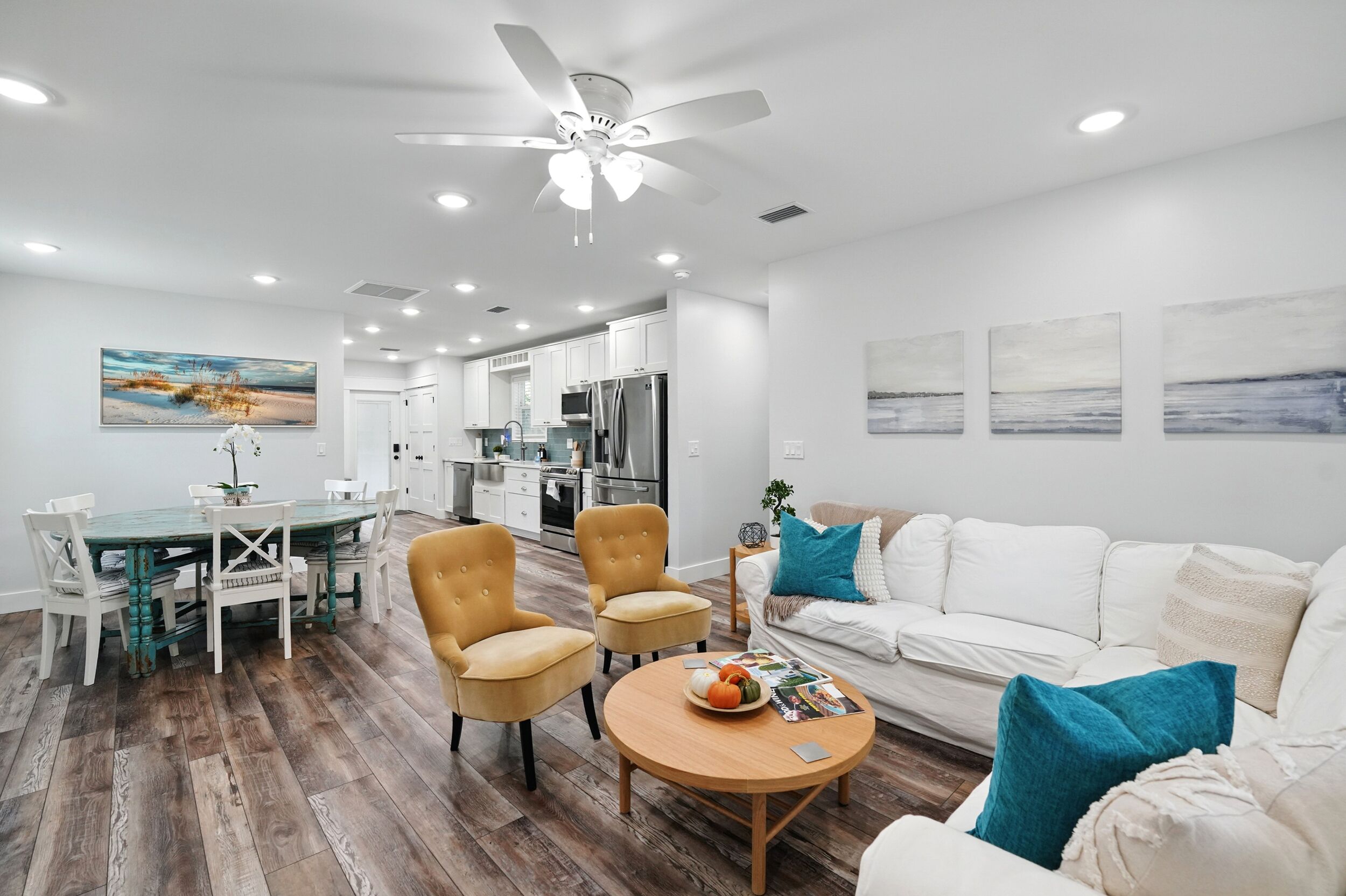 Smart TV, chimenea, libros, impresora