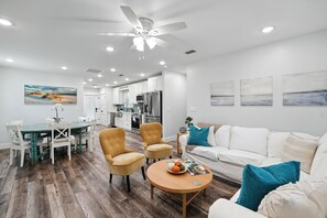 Smart-TV, Kamin, Bücher, Drucker