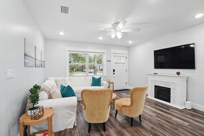 Smart-TV, Kamin, Bücher, Drucker