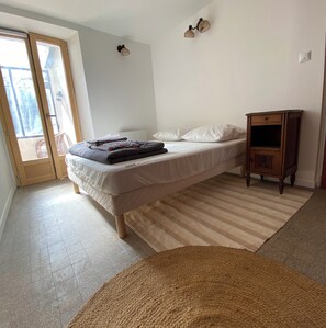 2 habitaciones, escritorio y tabla de planchar con plancha