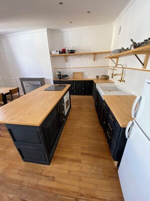 Kjøleskap, ovn, kokeplater og oppvaskmaskin