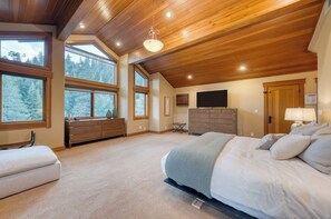 4 bedrooms, desk, WiFi, bed sheets
