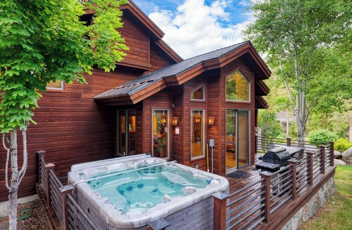 Modern Palisades Tahoe  home in A+ spot w AC-5 min to lift/golf (2 primary ste)