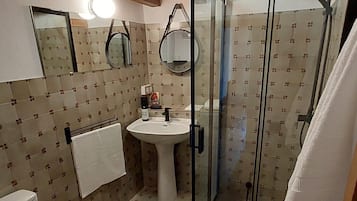 Ducha, secador de pelo, papel higiénico