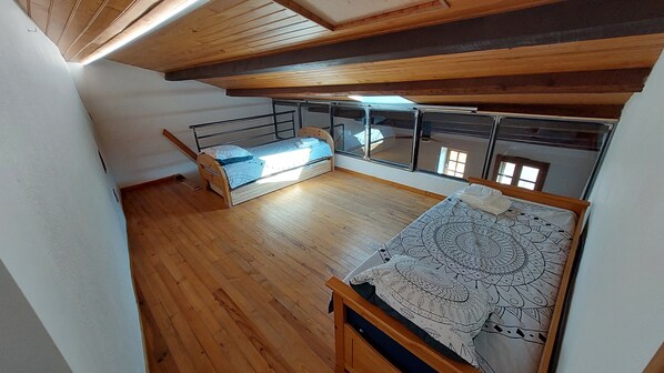 3 bedrooms, desk, iron/ironing board, free WiFi