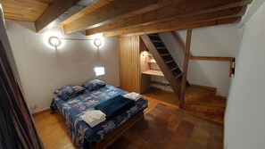 3 bedrooms, desk, iron/ironing board, free WiFi