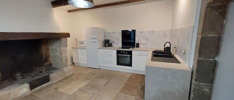 Frigorifero, microonde, forno, piano cottura