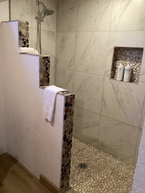 Dusche, Haartrockner, Handtücher, Seife