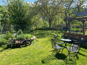 Outdoor dining - Home for nature lovers, 5 minutes from the village (Valleto)