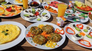 فطور أوروبي مجانًا يوميًا