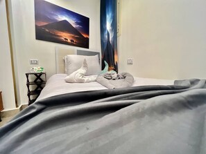 Standard Single Room | Minibar, blackout drapes, soundproofing, iron/ironing board
