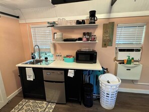 Kühlschrank, Mikrowelle, Wasserkocher mit Kaffee-/Teezubehör