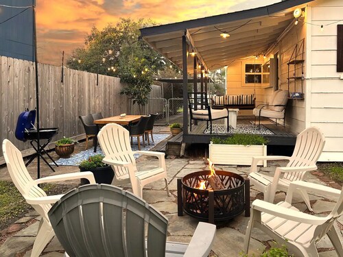 Charming Cottage in Old Town Tomball -walk to shopping and restaurants