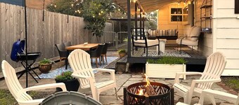 Charming Cottage in Old Town Tomball -walk to shopping and restaurants