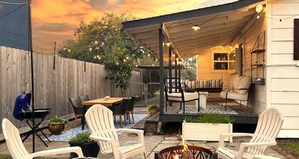 Charming Cottage in Old Town Tomball -walk to shopping and restaurants