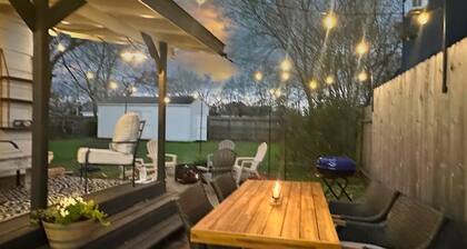 Charming Cottage in Old Town Tomball -walk to shopping and restaurants