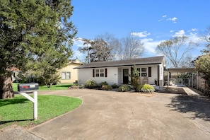 Exterior - Charming Cottage in Old Town Tomball -walk to shopping and restaurants (Tomball)